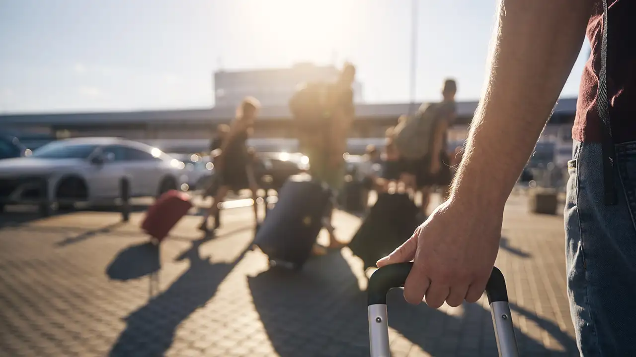 Passeport et billet d'avion en main pour un départ sans stress depuis Charleroi