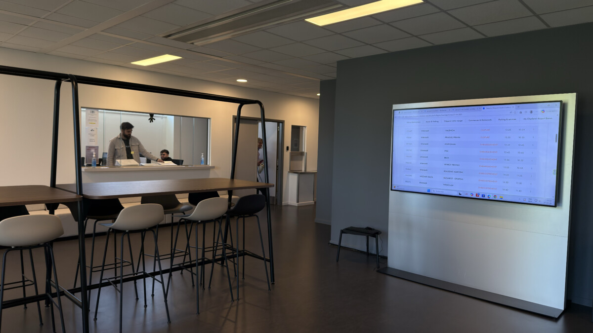 Salle d'attente avec écran de suivi des vols au parking Steveny Park près de Charleroi Airport